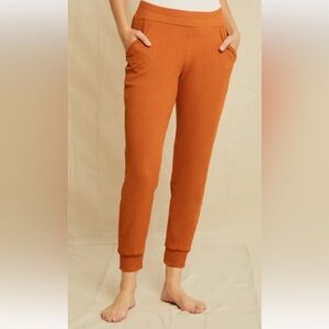 Amour Vert Skylar Paris Rib Jogger in Umber